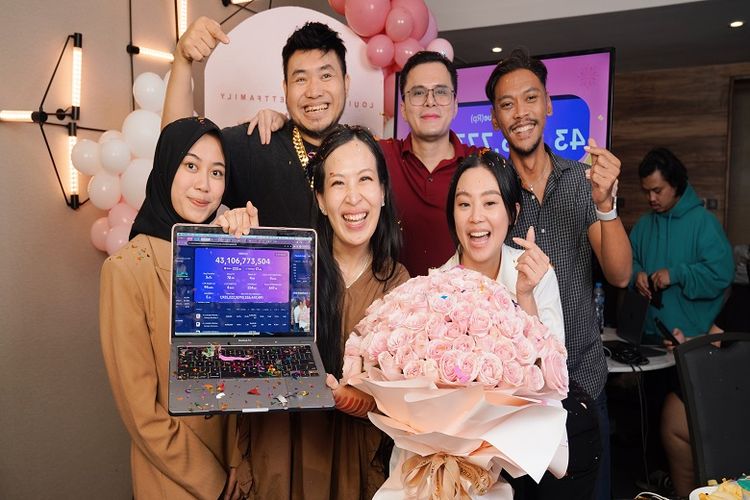 Mami Louisse berhasil memecahkan rekor penjualan produk lokal hingga Rp 45 miliar dalam satu hari pada live shopping selama 26 jam pada Selasa (29/8/2023). Ia pun tercatat sebagai kreator pertama di Asia Tenggara dengan jumlah pesanan terbanyak dalam satu sesi live shopping, yakni mencapai 232.400 pesanan. 