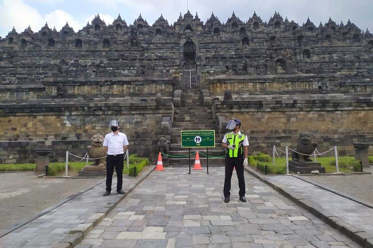 Petugas dengan masker dan face shield berjaga di zona I Candi Borobudur Magelang, Senin (7/7/2020).