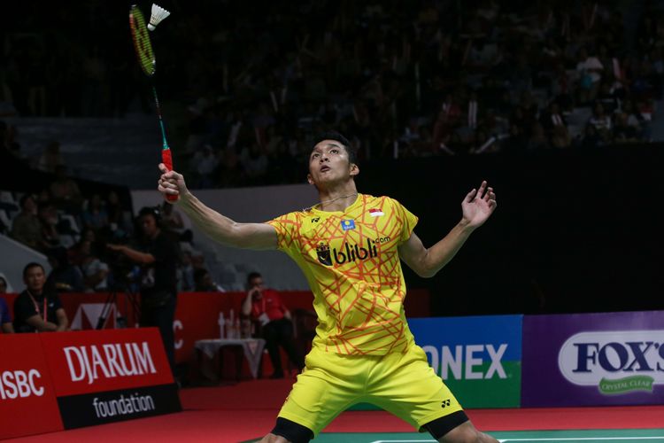 Pemain tunggal putra Indonesia, Jonatan Christie, bertanding melawan pemain Denmark, Anders Antonsen, pada pertandingan semifinal Daihatsu Indonesia Masters 2019 di Istora Senayan, Jakarta, Sabtu (26/1/2019).