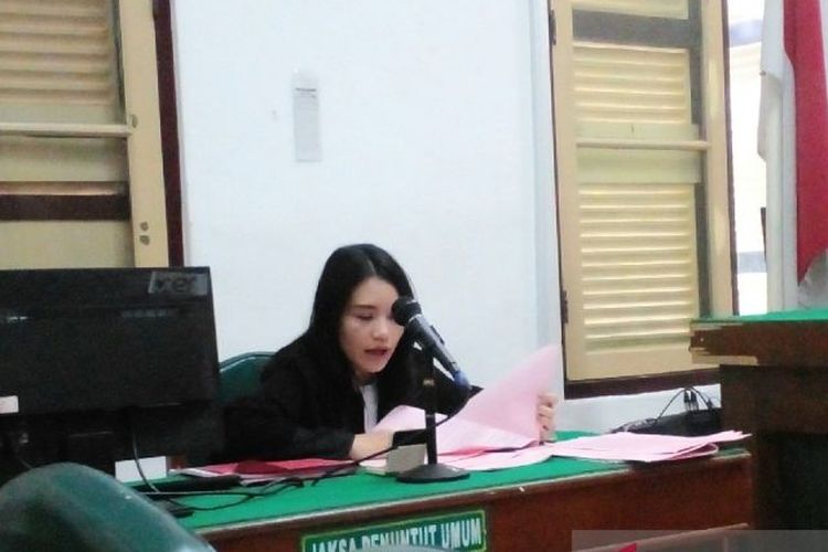 Jaksa Penuntut Umum Kejaksaan Negeri Medan Aprilda Yanti Hutasuhut membacakan nota tuntutan secara daring di Pengadilan Negeri Medan, Sumut, Senin (20/11/2023).