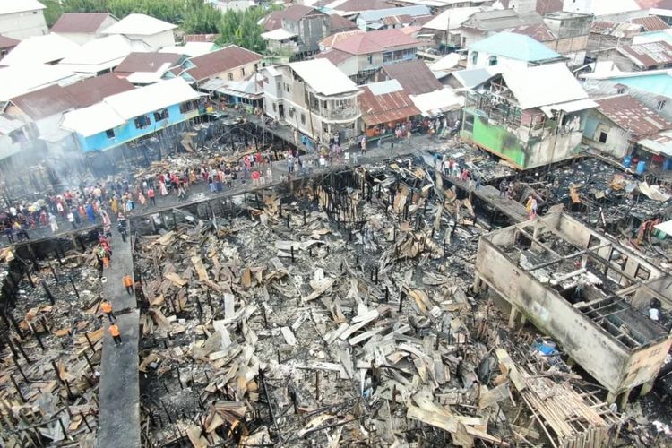 Puluhan rumah nelayan yang terbuat dari kayu hangus terbakar setelah tersambar api akibat terbakarnya tempat penjualan BBM eceran di Kabupaten Banyuasin, Sumatera Selatan.