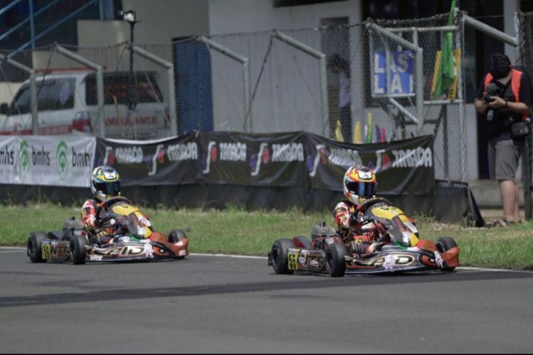 Pegokart kembar Rasyad dan Risyad Sammy Hilabi (10 tahun) berhasil menguasai podium juara 1 dan 2 putaran 3 Kejurnas Gokart Eshark Rok Cup 2022 di Sentul International Karting Circuit (SIKC).