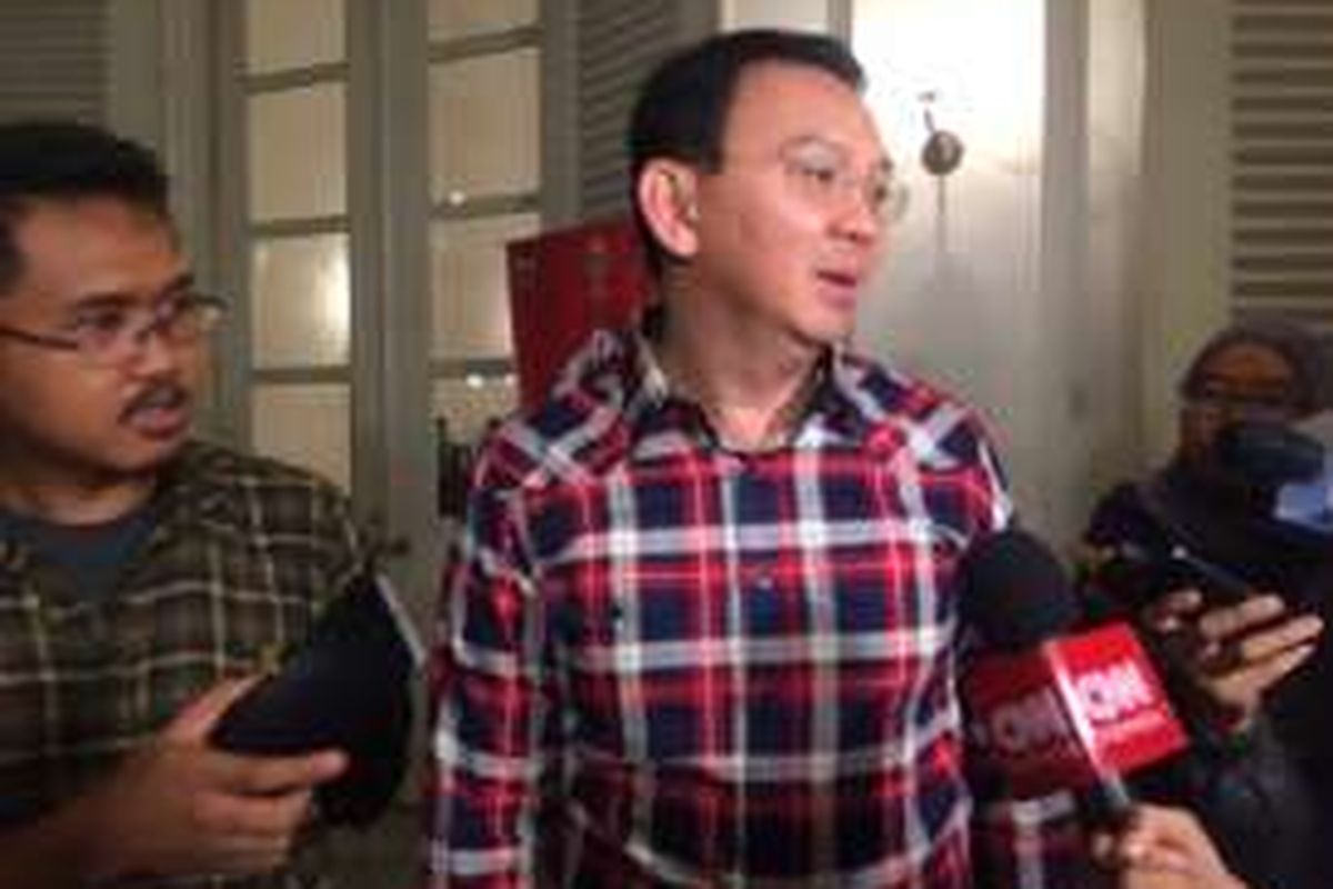 Calon gubernur DKI Jakarta Basuki Tjahaja Purnama saat akan bertolak ke Kantor DPP PDI Perjuangan dari Balai Kota DKI Jakarta, Senin (24/10/2016)