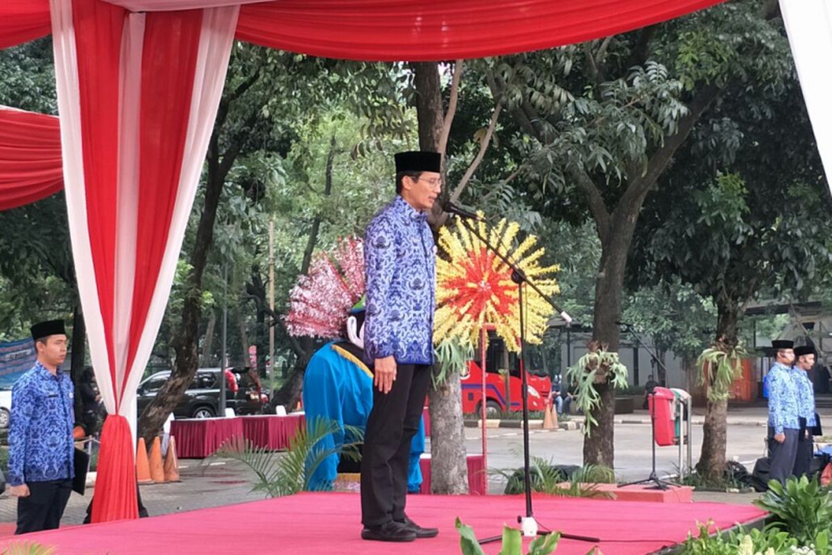 Wakil Gubernur DKI Jakarta Sandiaga Uno memimpin apel peringatan Hari Otonomi Daerah di Lapangan IRTI Monas, Rabu (25/4/2018). 
