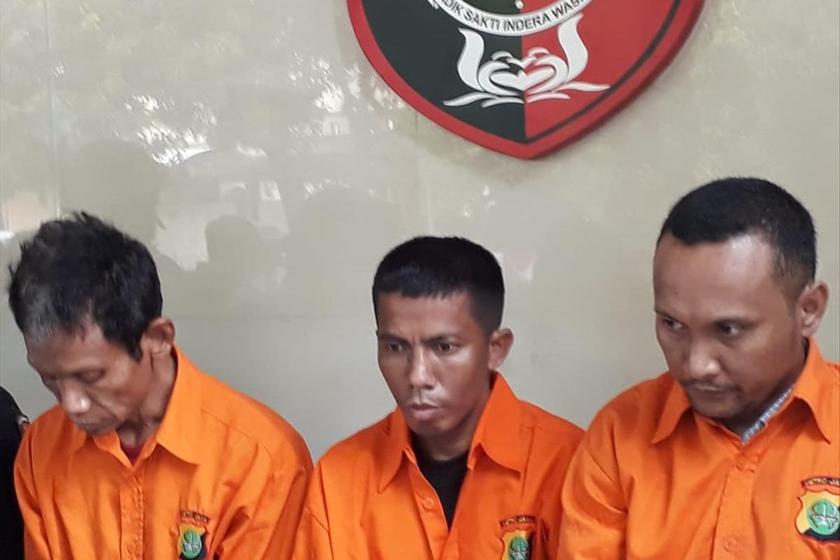 Polisi menangkap seorang residivis pencurian kendaraan bermotor berinisial AM (kiri) yang biasa melakukan aksinya di tempat parkir apartemen di kawasan Jakarta. Saat melakukan aksinya, tersangka membawa senjata api mainan untuk memberikan ancaman kepada korban. 