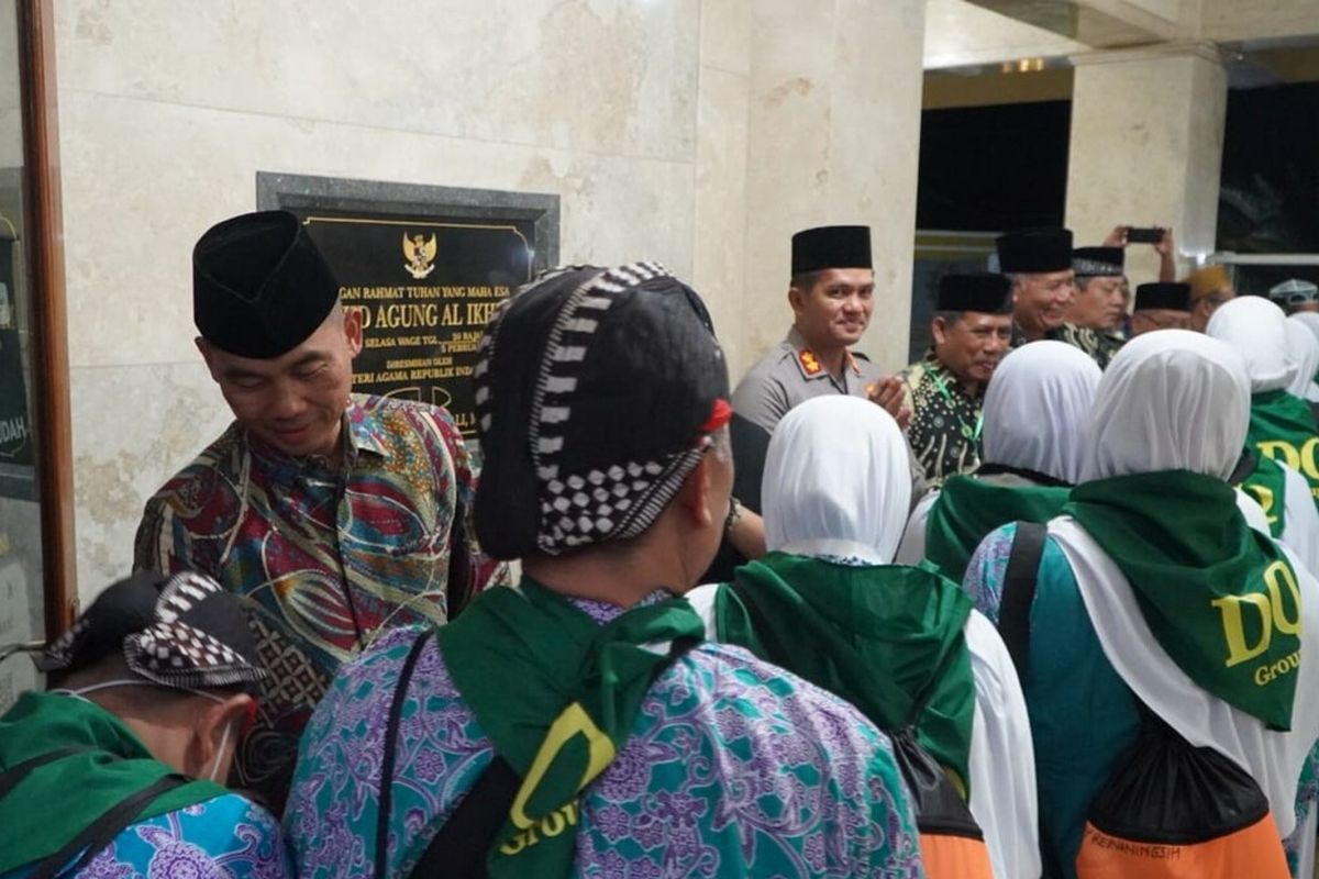 Calon jemaah haji berpamitan dengan Bupati Gunungkidul Sunaryanta di Masjid Al Iklas, Wonosari. Rabu (7/6/2023) dini hari