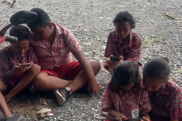 Siswa SD di Kupang melakukan simulasi olimpiade Sains di pinggir sungai tengah hutan karena tak ada sinyal. (Dokumen Yunindy)