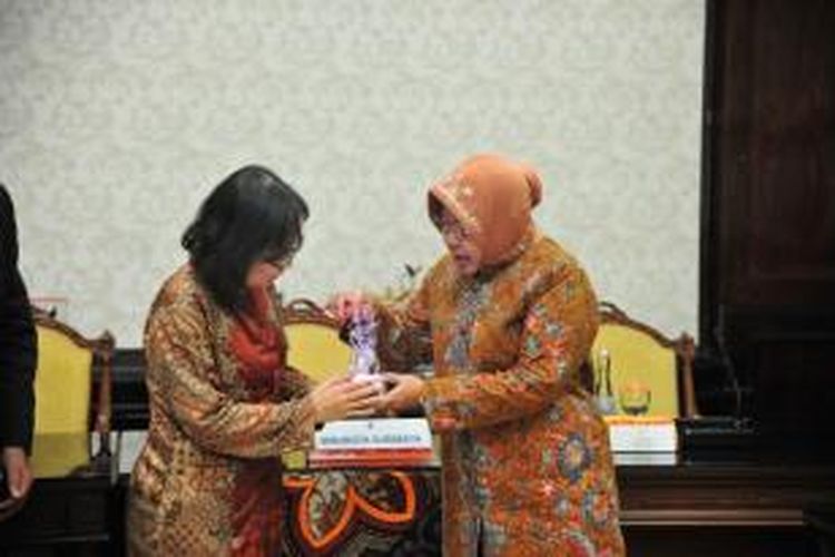 Walikota Surabaya, Tri Rismaharini bersama mahasiswa Universitas Nagoya Jepang.