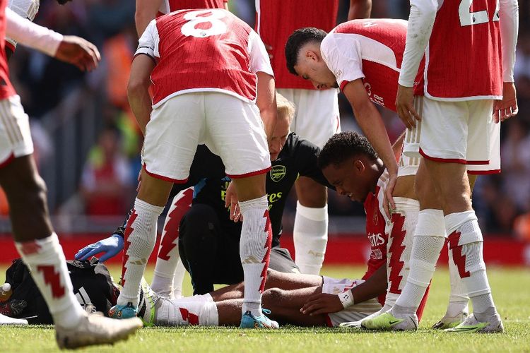 Bek Arsenal, Jurrien Timber, menjalani pemeriksaan medis di lapangan seusai terjatuh pada laga Liga Inggris kontra Nottingham Forest di Stadion Emirates, London, pada Sabtu (12/8/2023).
