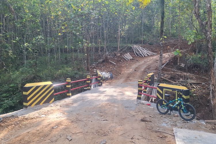 Cerita Petani Plumbon, Dulu Butuh 1,5 Jam Lewat Jalan Setapak tapi Kini Cuma 10 Menit berkat Jalan yang Dibangun Hj Siti Sudar