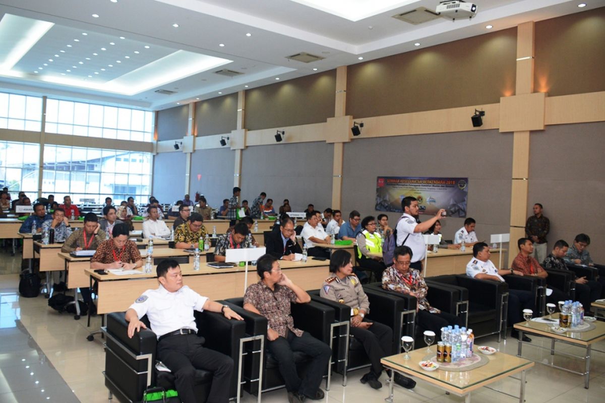 Partisipan Hino seminar Keselamatan Berkendara Bersama Kemenhub, Kepolisian lalu lintas, Aptrindo, Organda, Askarindo. 