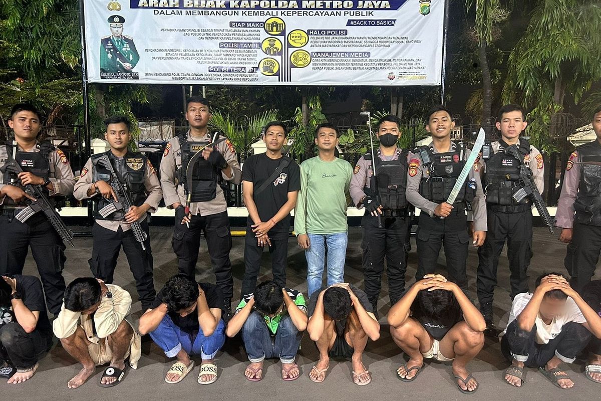 12 remaja ditangkap di Cengkareng dan Kalideres, Jakarta Barat karena diduga hendak tawuran sambil membawa senjata tajam, Minggu (24/9/2023). 