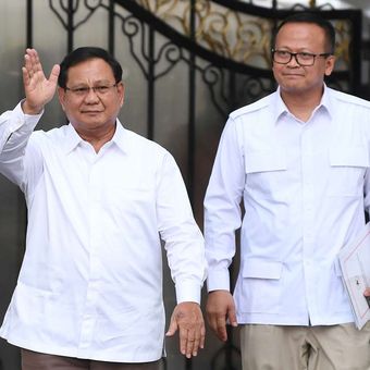 Ketua Umum Partai Gerindra Prabowo Subianto (kanan) didampingi Wakil Ketua Umum Edhy Prabowo melambaikan tangan saat meninggalkan kompleks Istana Kepresidenan, Jakarta, Senin (21/10/2019). Prabowo mengaku siap membantu di dalam pemerintahan pada periode tahun 2019-2024. ANTARA FOTO/Wahyu Putro A/foc.