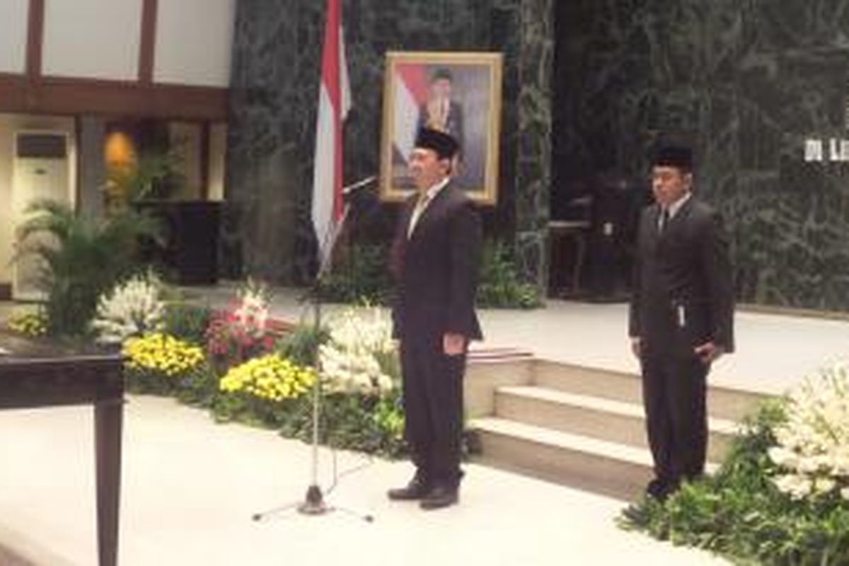 Gubernur DKI Jakarta Basuki Tjahaja Purnama mengucapkan selamat kepada sejumlah pejabat eselon III dan IV  yang dilantik di Balai Kota, Jumat (11/12/2015)