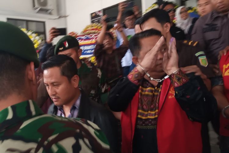 DG, pejabat aktif di lingkungan Pemkab Cianjur, Jawa Barat, digiring ke mobil tahanan usai ditetapkan sebagai tersangka kasus tipikor PJU, Kamis (24/7/2025)