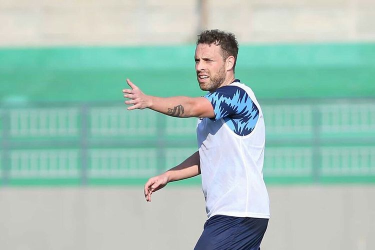 Pemain sepak bola berkewarganegaraan Belanda, Barry Maguire menjalani trial di Persela Lamongan saat latihan di Stadion Gelora Joko Samudro Gresik, Jawa Timur, Rabu (22/01/2020) sore.