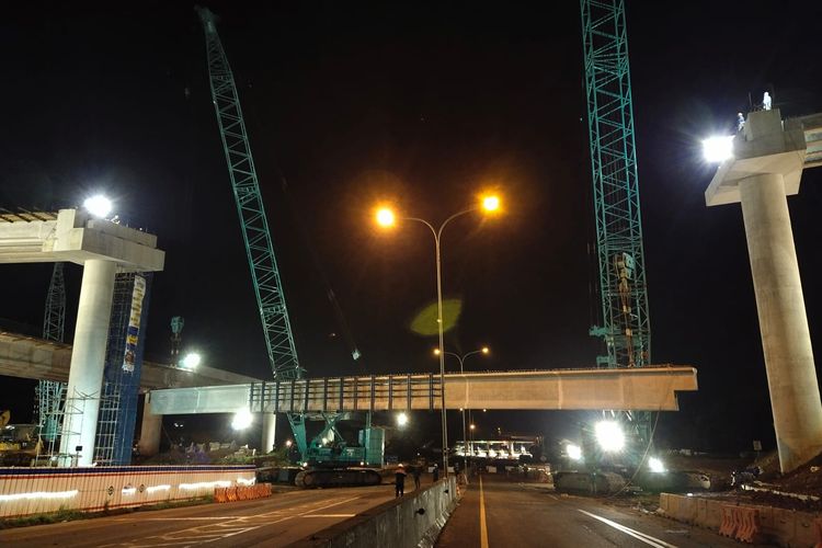 Pekerjaan pemasangan gelagar jembatan proyek Jalan Tol Japek II Selatan, 