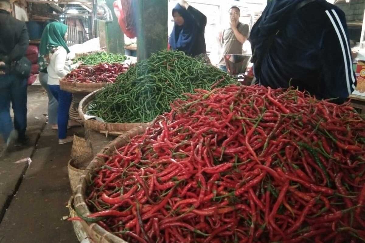 Pedagang cabai di Pasar Induk Cikurubuk Kota Tasikmalaya resah dengan kenaikan harganya mencapai Rp 90.000 per kilogramnya, Jumat (7/2/2020).