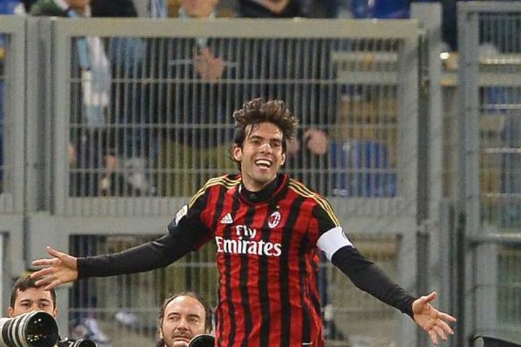 Aksi gelandang AC Milan Ricardo Kaka setelah bola hasil tendangannya masuk gawang Lazio akibat antisipasi bek Lazio Abdoulay Konko, pada pertandingan Serie-A, di Olimpico, Minggu (23/3/2014).