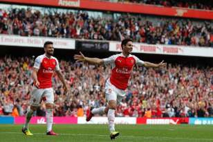 Mikel Arteta dan Olivier Giroud merayakan gol keempat Arsenal ke gawang Aston Villa pada laga Premier League di Stadion Emirates, Minggu (15/5/2016).