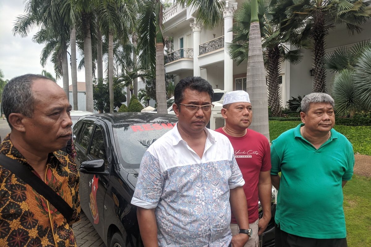 Kanit Reskrim Polsek Metro Penjaringan Kompol Mustakim saat rekonstruksi adegan di sebuah rumah di Taman Resort Mediterania, Pantai Indah Kapuk, Penjaringan, Jakarta Utara, Jumat (10/1/2020).