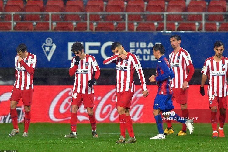 Para pemain Atletico Madrid bereaksi setelah Eibar mencetak gol kedua pertandingan pada laga Liga Spanyol di Stadion Ipurua, 18 Januari 2020.