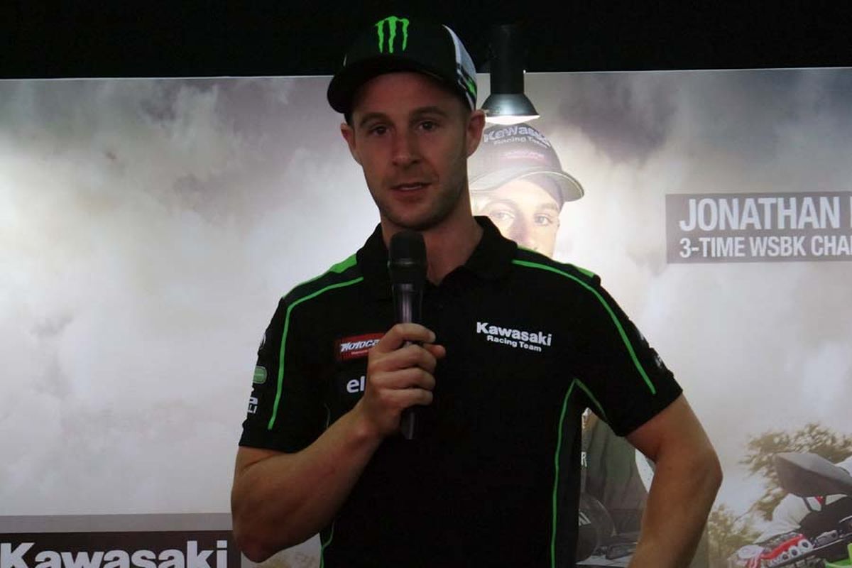 Juara Superbike World Championship 2015, 2016, dan 2017, Jonathan Rea, saat mengunjungi Sirkuit Sentul, Jumat (12/1/2018).