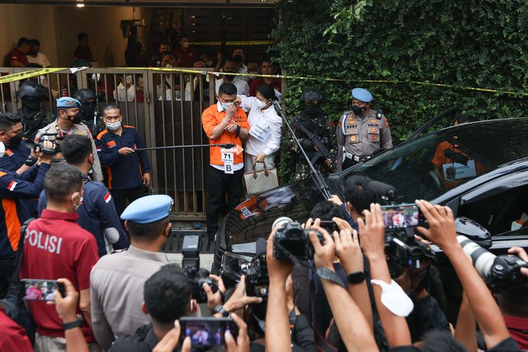 Tersangka Putri Candrawathi memasangkan masker pada Ferdy Sambo saat menjalani rekonstruksi kasus pembunuhan Brigadir J di rumah dinas Ferdy Sambo, Duren Tiga, Jakarta Selatan, Selasa (30/8/2022). Tim Khusus (Timsus) Polri menggelar rekonstruksi kasus pembunuhan berencana Brigadir J atau Nofriansyah Yosua Hutabarat.