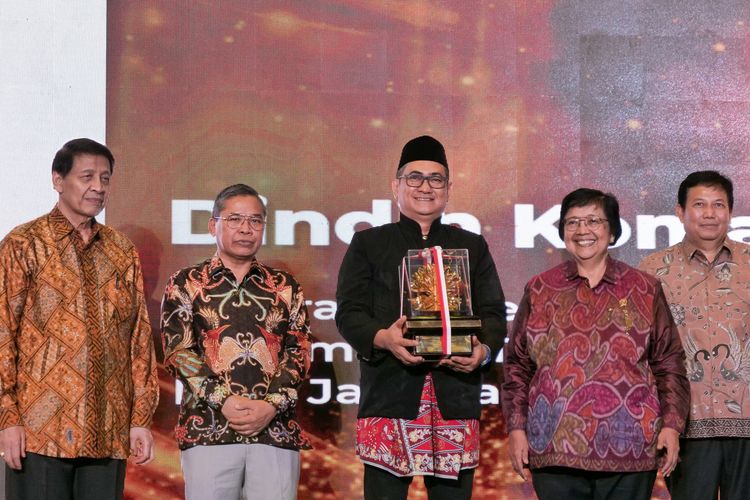 Dindin Komarudin, atau akrab disapa Abad Didin, menerima penghargaan Kalpataru 2024 dari Kementerian Lingkungan Hidup dan Kehutanan (KLHK).