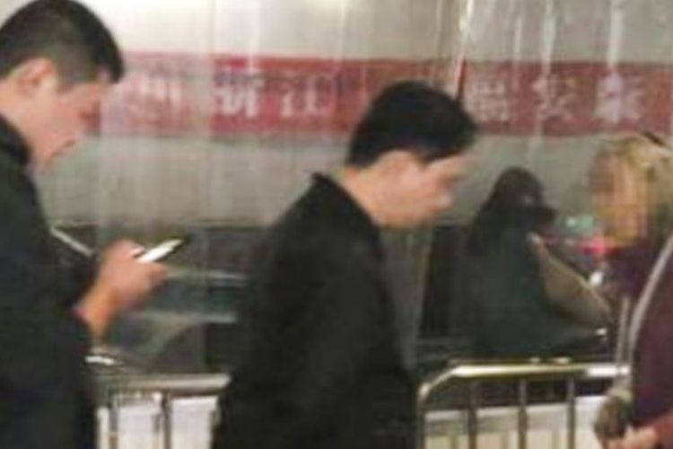 Dalam potongan video di media sosial China Weibo, seorang pengemis tua yang wajahnya disamarkan berada di stasiun kereta Hangzhou Timur. Pihak stasiun meminta agar penumpang tak memberi uang kepada pengemis tersebut.