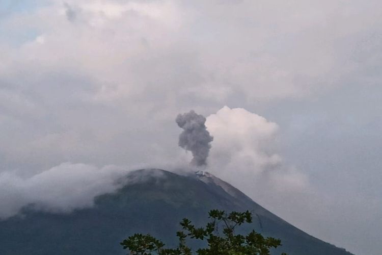 Gunung Ile Lewotolok mengalami erupsi pada Sabtu (24/2/2024)