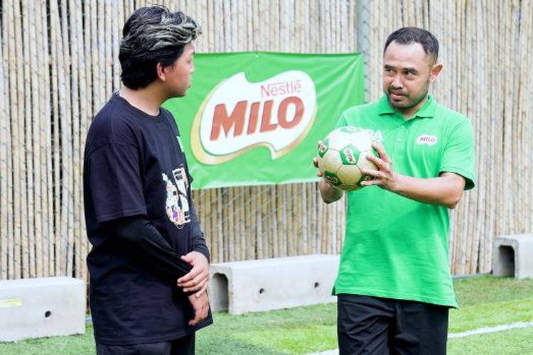 Legenda Sepak Bola Indonesia, Ponaryo Astaman (kanan) memberikan pelatihan sepak bola dasar untuk mengasah insting kepada Midlaner RRQ Sena, Teguh (Psychooo) (kiri).