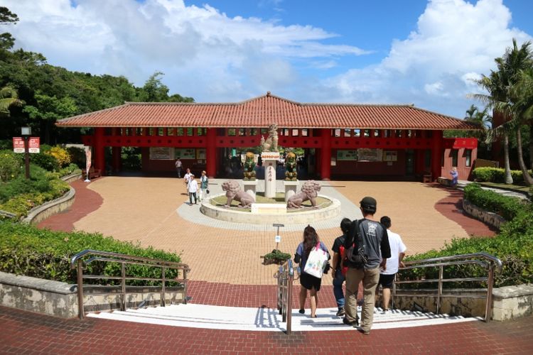 Gerbang Okinawa World, salah satuobyek wisata terbesar yang menyajikan ragam budaya okinawa dan alamnya di satu tempat, di Naha, Okinawa, Jepang, Jumat (29/6/2018).