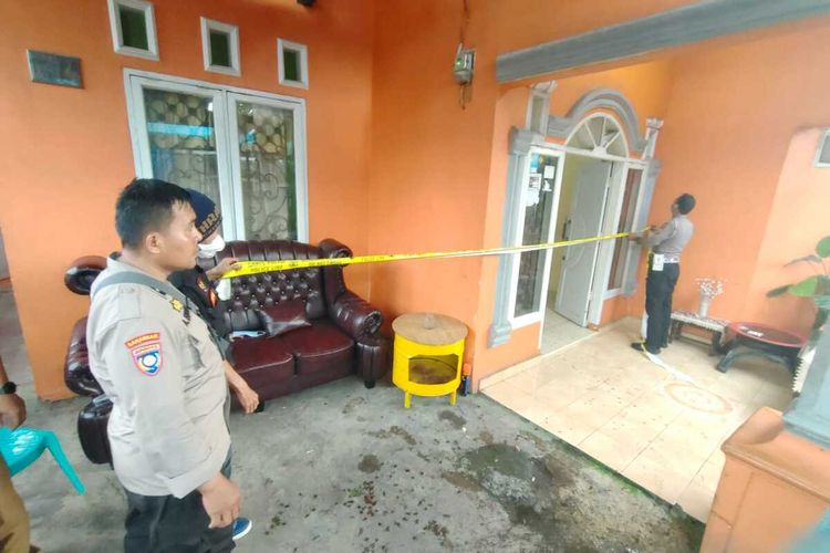 Polisi yang melakukan pemeriksaan di lokasi penemuan mayat seorang PNS dengan kondisi membengkak dan mengeluarkan bau kurang sedap dalam rumahnya di Kompleks Minasaupa, Kecamatan Rappocini, Kota Makassar, Sulsel, pada Selasa (4/7/2023) sore.