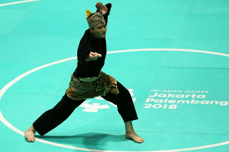 Pesilat andalan Indonesia, Sugianto bertanding pada laga final nomor seni perorangan putra di Padepokan Pencak Silat Taman Mini Indonesia Indah, Jakarta, Rabu (29/8/2018). Ia berhasil menyabet medali emas.