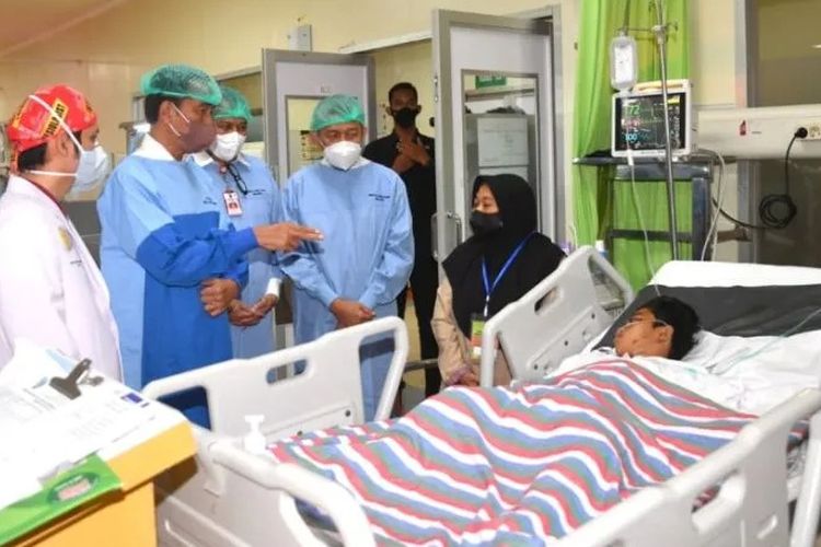 Presiden Jokowi mengunjungi korban tragedi Kanjuruhan yang menjalani perawatan di Rumah Sakit Umum Daerah (RSUD) dr. Saiful Anwar, Kota Malang, Rabu. (ANTARA/HO-Rusman-Biro Pers Sekretariat Presiden)