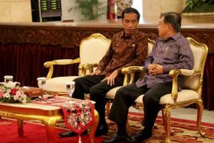 Presiden Joko Widodo dan Wakil Presiden Jusuf Kalla saat mengikuti Penandatanganan Nota Kesepakatan Rencana Aksi Bersama Penyelamatan Sumber Daya Alam Indonesia di Istana Negara, Jakarta, Kamis (19/3/2015). Nota kesepakatan yang diinisiasi oleh KPK itu ditandatangani oleh 20 kementerian dan 7 lembaga. Selain itu ditandatangani juga  Deklarasi Aparat Penegak Hukum untuk Menyelamatkan  SDA Indonesia oleh KPK, Polri, TNI, dan Kejaksaan.