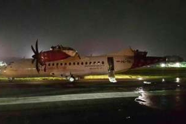 Sirip ekor pesawat ATR42-600 TransNusa yang rusak karena bertabrakan dengan pesawat Boeing 737-800 Batik Air di Bandara Halim Perdanakusuma Jakarta, Senin (4/4/2016).