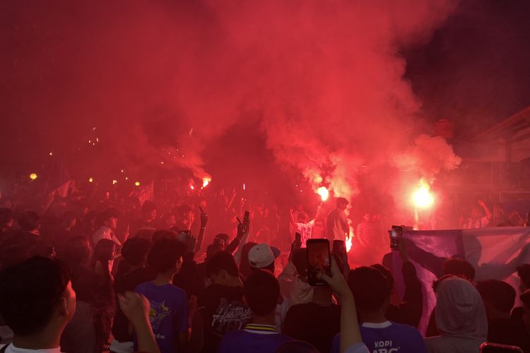 Bobotoh di Indramayu Rayakan Persib Juara, Flare Merah Warnai Langit Kota