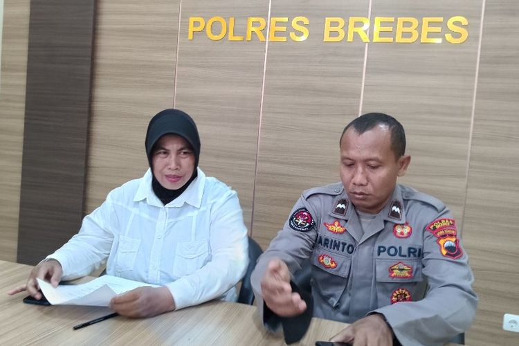 KBO Satreskrim Polres Brebes Iptu Puji Haryati didampingi Ps. Kasubsi Penmas Sie Humas Aipda Sarinto Triyono saat konferensi pers perkembangan kasus dugaan pemerkosaan anak di bawah umur, di Kantor Polres Brebes, Selasa (17/1/2022).