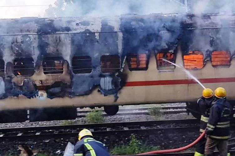 Petugas erusaha memadamkan api yang terjadi di gerbong kereta yang diparkir di halaman KA Madurai, di Madurai pada 26 Agustus 2023.