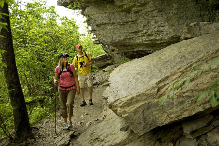 Ilustrasi wisatawan - Dua orang wisatawan sedang berada di Devils Den State Park, Northwest Arkansas, Arkansas, Amerika Serikat.