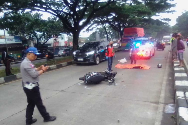 Petugas kepolisian tengah melakukan olah TKP kecelakaan yang melibatkan pengendara motor dan penyebrang jalan di jalan soekarno Hatta, Kota bandung, Kamis (4/4/2024). Dua orang tewas Kecelakaan ini