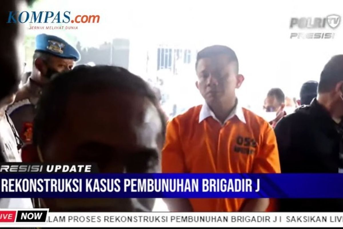 Irjen Ferdy Sambo turut dihadirkan dalam rekonstruksi kasus pembunuhan berencana Brigadir Nofriansyah Yosua Hutabarat atau Brigadir J pada Selasa (30/8/2022). 