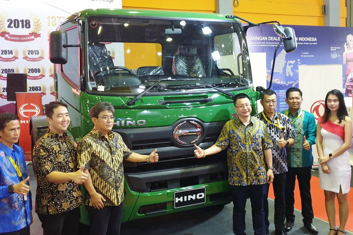 Hino bawa dua produk andalanya di IIMS Makassar 2018