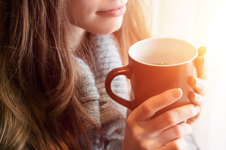 Menyeruput teh hangat atau makan sup hangat bisa menjadi cara mengatasi tenggorokan gatal yang dapat dicoba. 