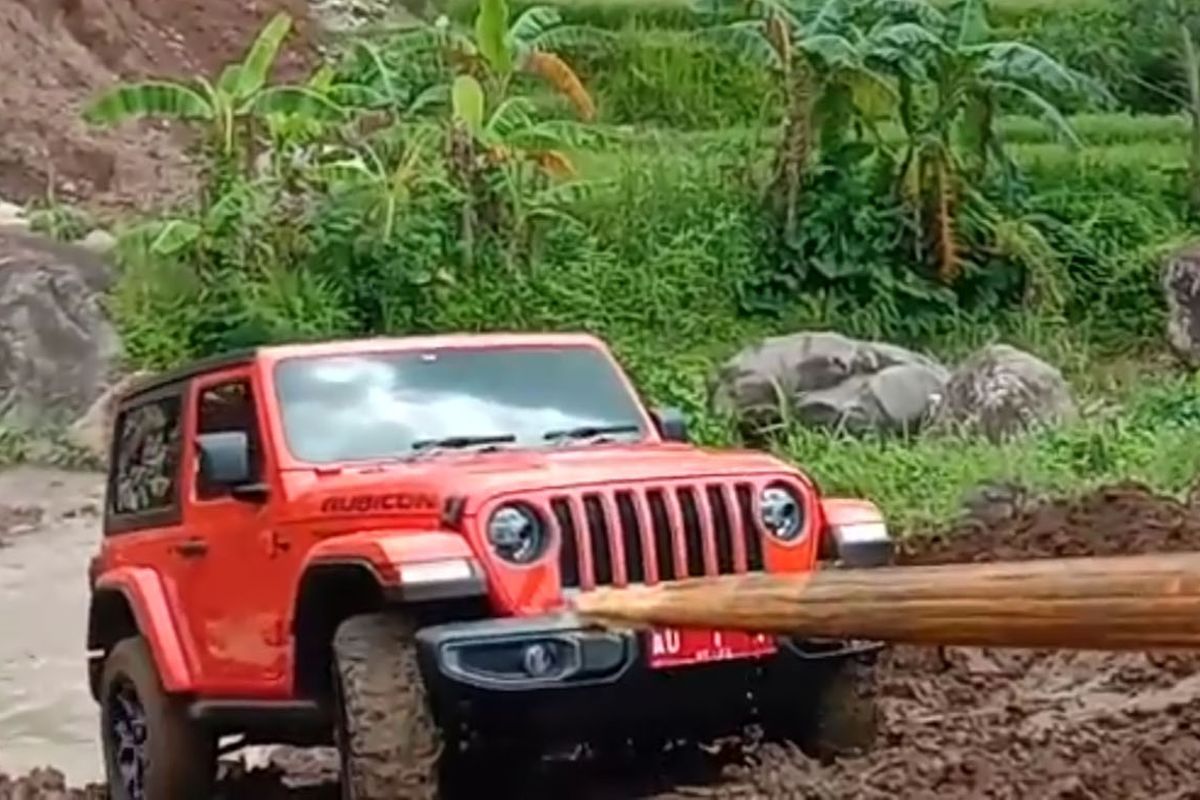 Mobil dinas Bupati Karanganyar Juliyatmono ditarik menggunakan alat berat saat tidak berhasil melintasi sungai di kawasan Jatiyowo, Karanganyar, Jawa Tengah (Jateng), Jumat (3/1/2020).