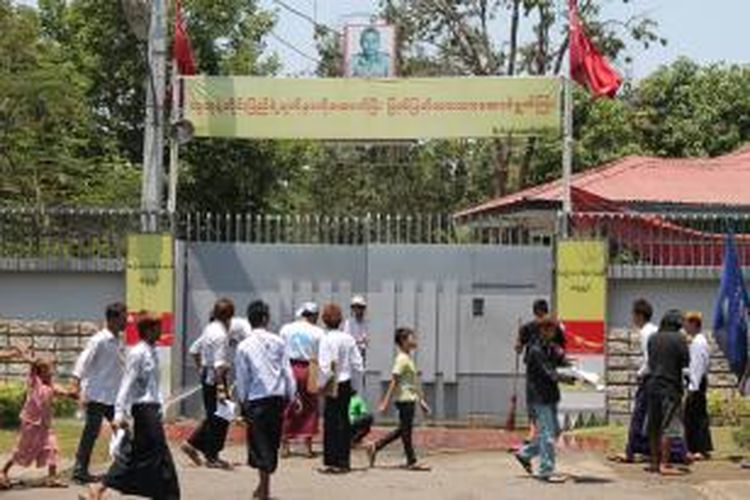 Teriakan yang mewarnai orasi sejumlah kaum muda di Myanmar seolah menjadi ucapan selamat datang ketika saya menginjakkan kaki di depan rumah kediaman keluarga Aung San Suu Kyi.  