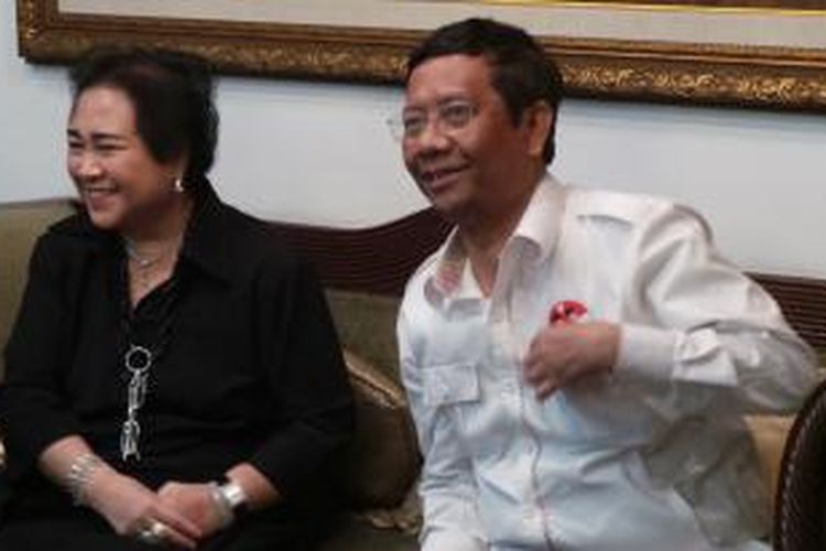 Ketua tim pemenangan Prabowo-Hatta, Mahfud MD mendatangi kediaman Rachmawati Soekarnoputri di Jalan Jatipadang Raya, Jakarta, Minggu (22/6/2014). Kedatangan Mahfud adalah untuk mengklarifikasi pemberitaan yang menyebutkan dirinya menyebut Bung Karno sebagai pelaku pelanggaran HAM.