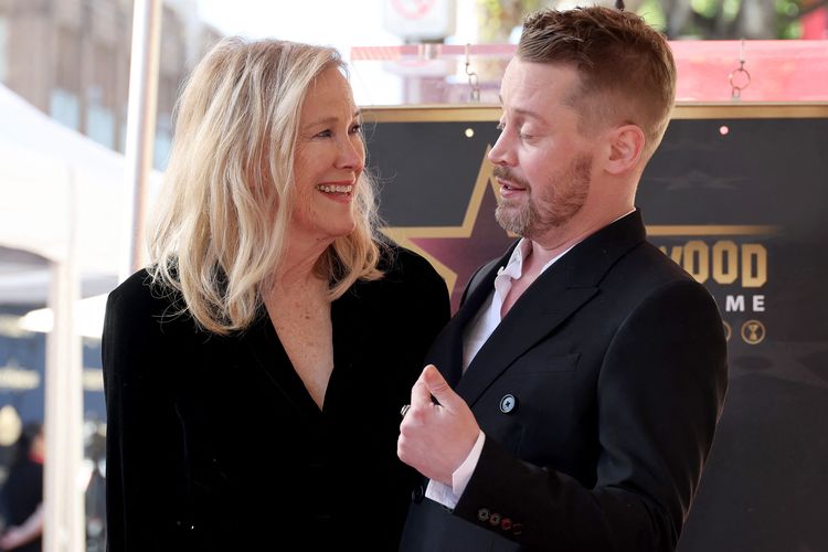 Dua bintang film Home Alone, Catherine O'Hara and Macaulay Culkin, di Hollywood Walk of Fame pada 1 December 2023.